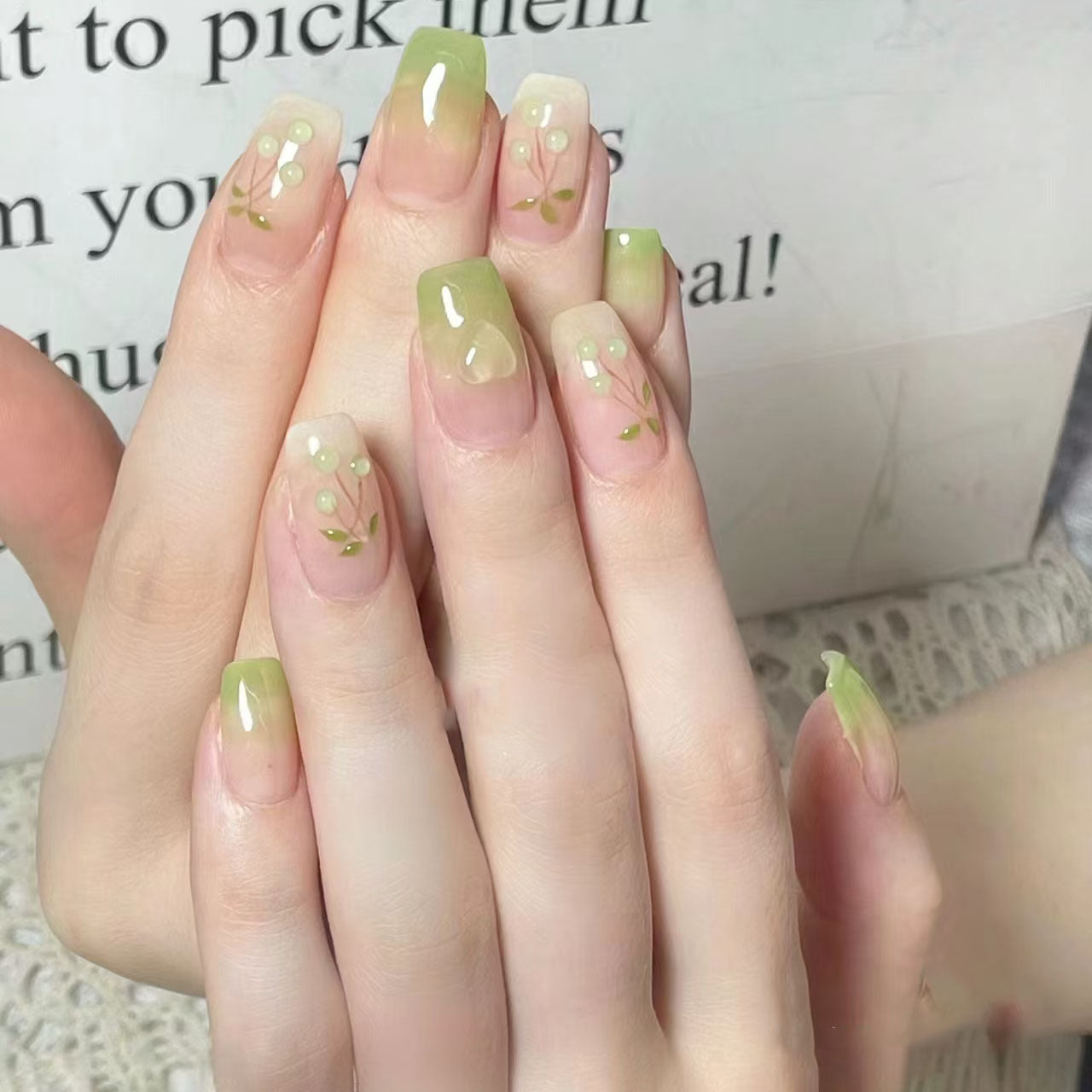 24pcs/Set Green Ombre Cherry Press-On Nails