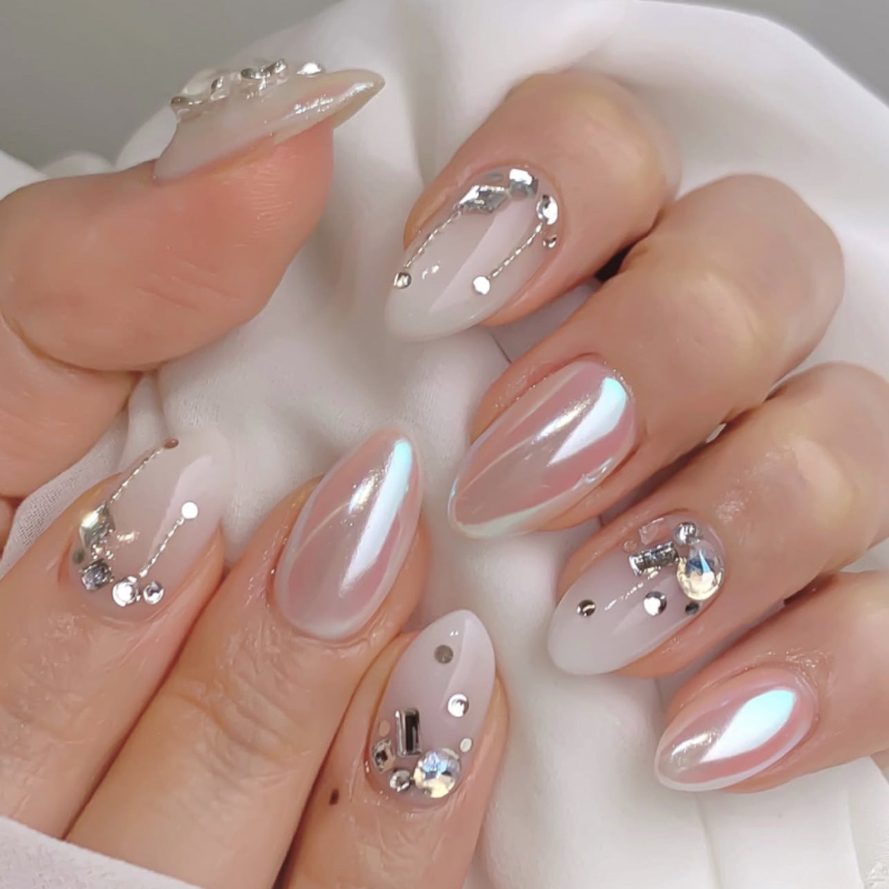 24pcs/Set White Gradient Sparkle Short Almond Press-On Nails