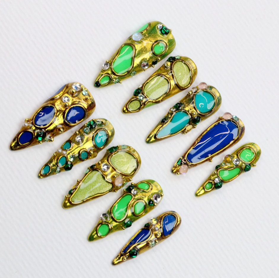 (Handmade) 10pcs/Set Green Theme and Gold Molten Metal Press-On Nails