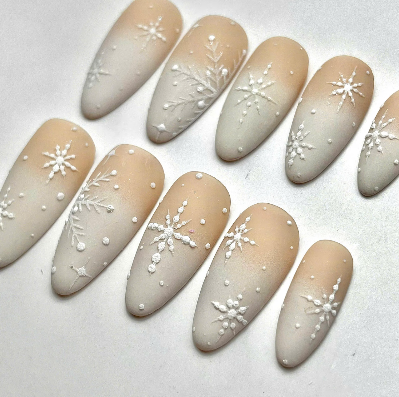(Handmade) 10pcs/Set Gradient White Snowflake Matte French Press On Nails