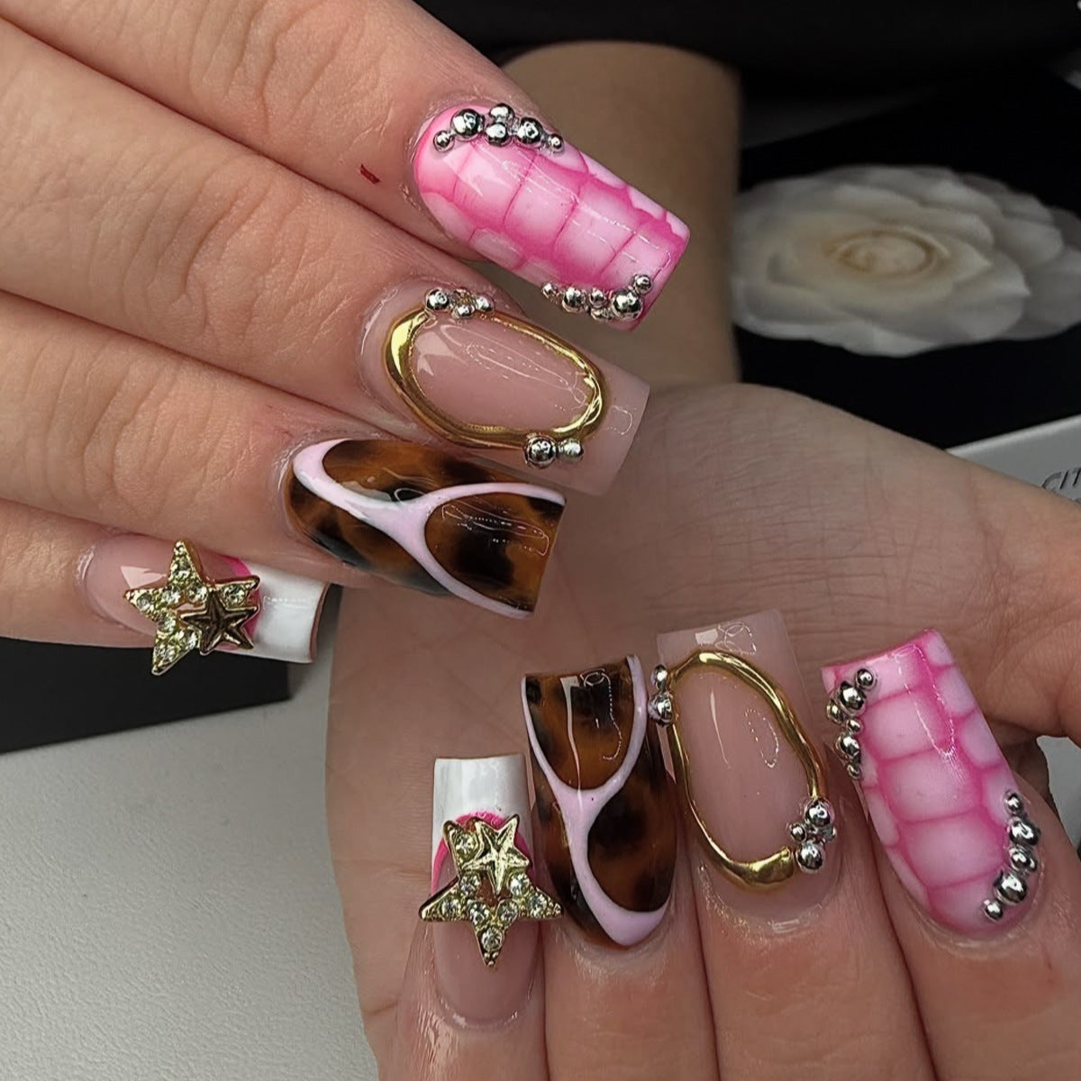 24pcs/Set Red Crocodile Print with Gold Metallic Accents Press-On Nails