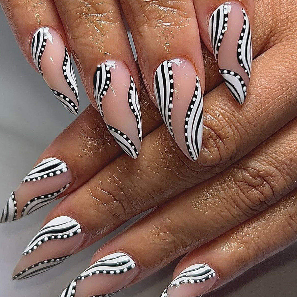 24pcs/Set Black & White Stripes and Polka DotsPress-On Nails