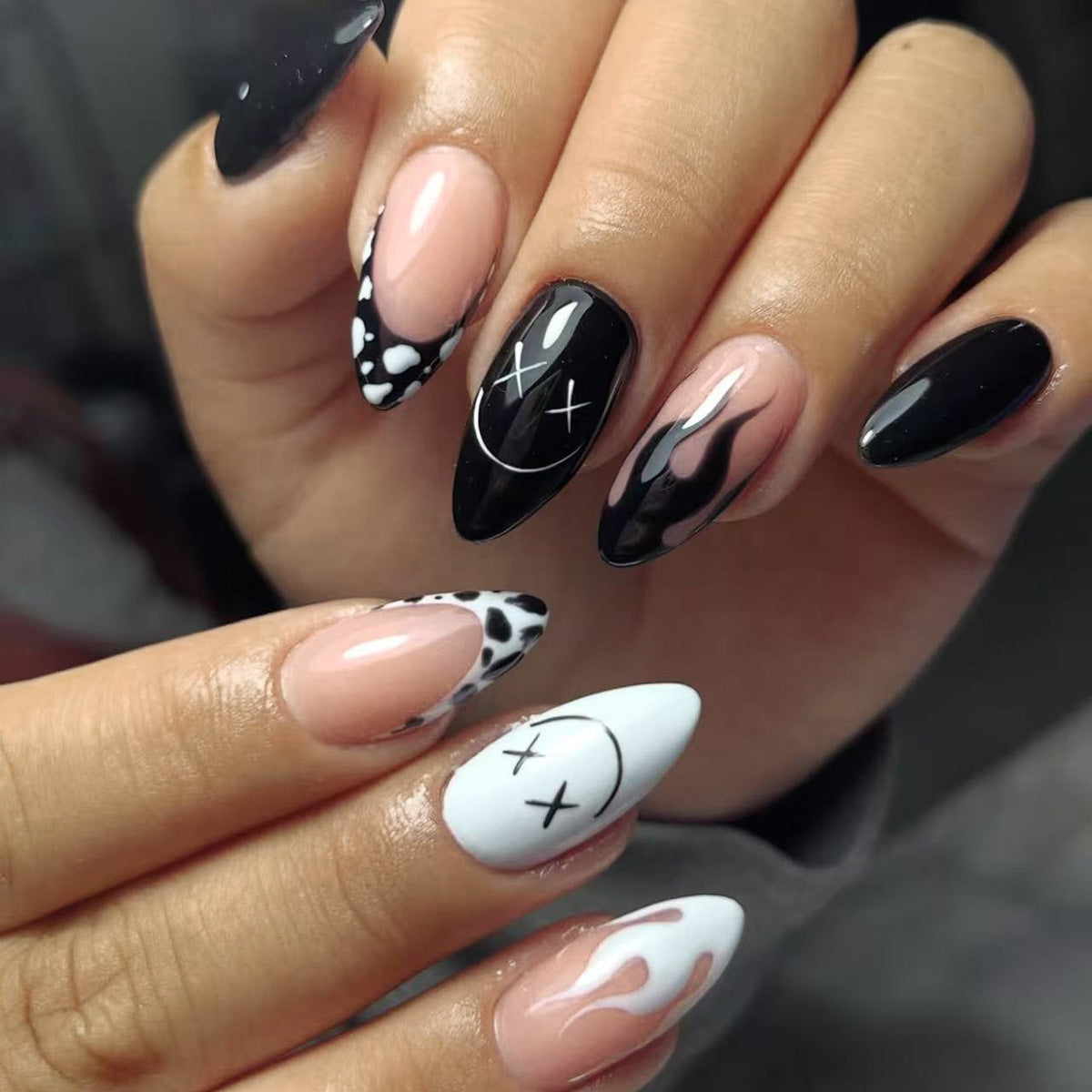 24pcs/Set Smiley Black Flame French Press-On Nails