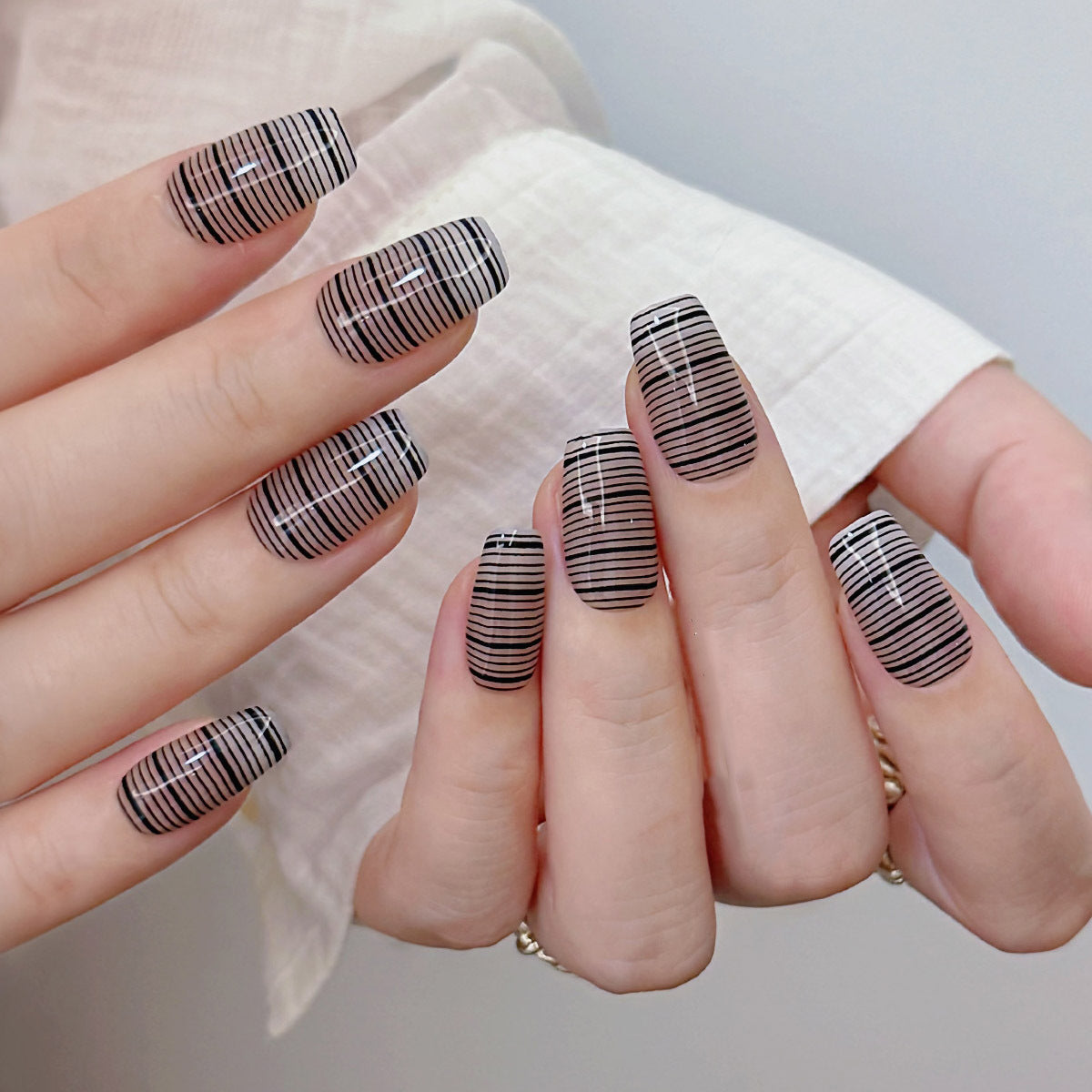 24pcs/Set Nude & Black Contrast Stripes Press-On Nails