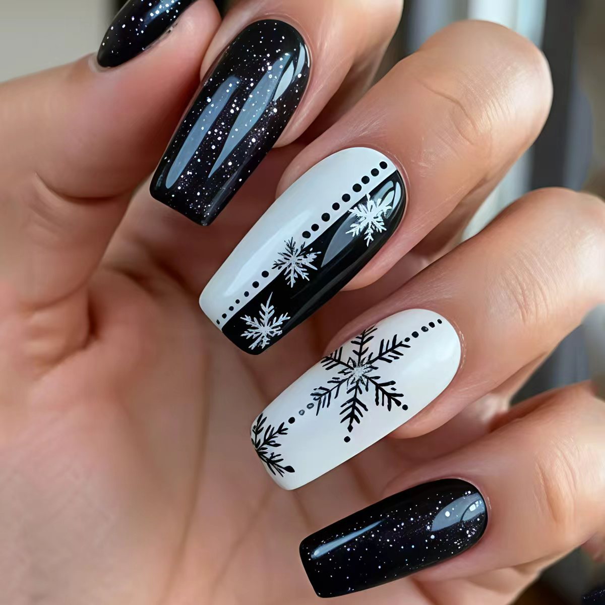 24pcs/Set Black & White Colorblock Snowflakes Press-On Nails