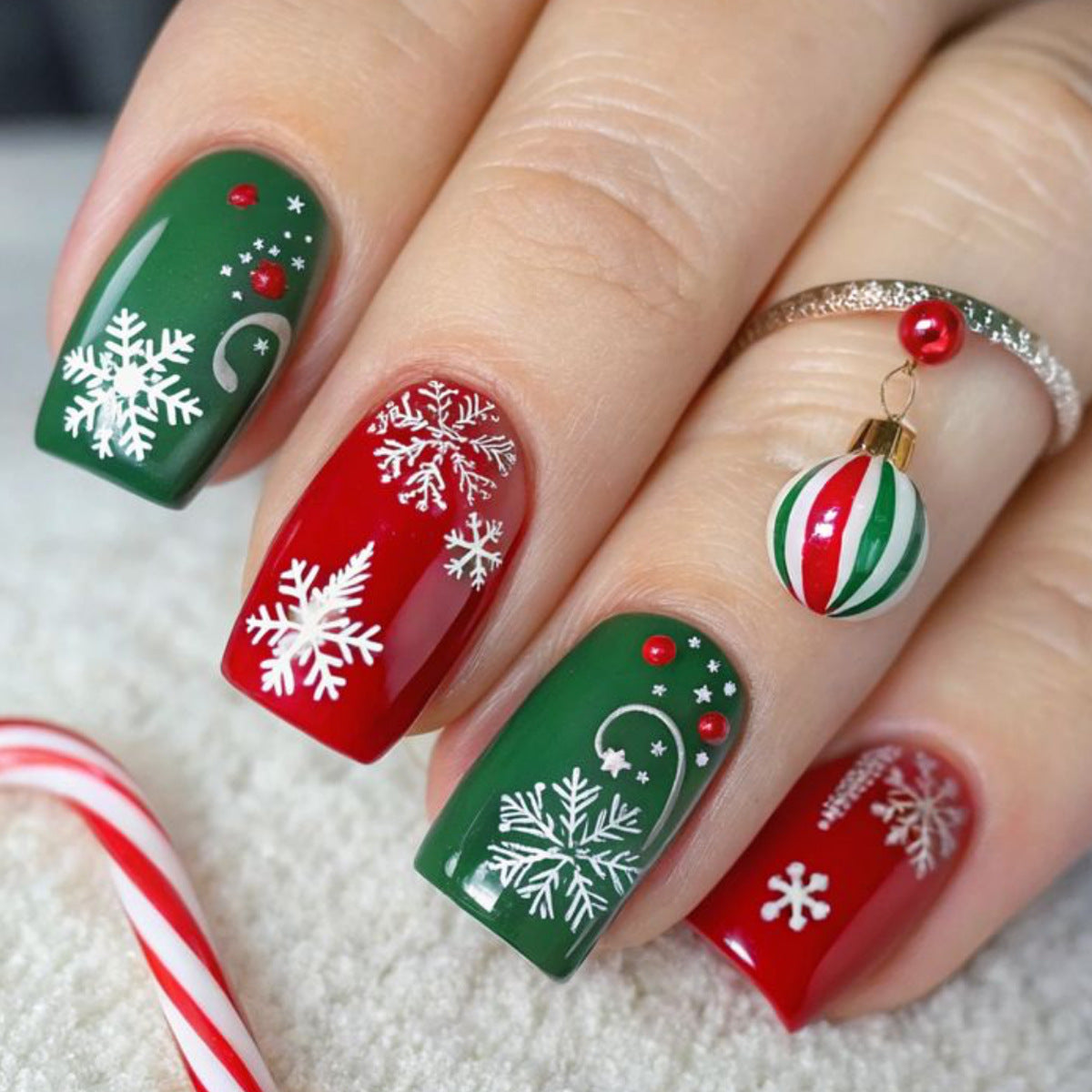 24pcs/Set Red & Green Stripes with Snowflakes Press-On Nails