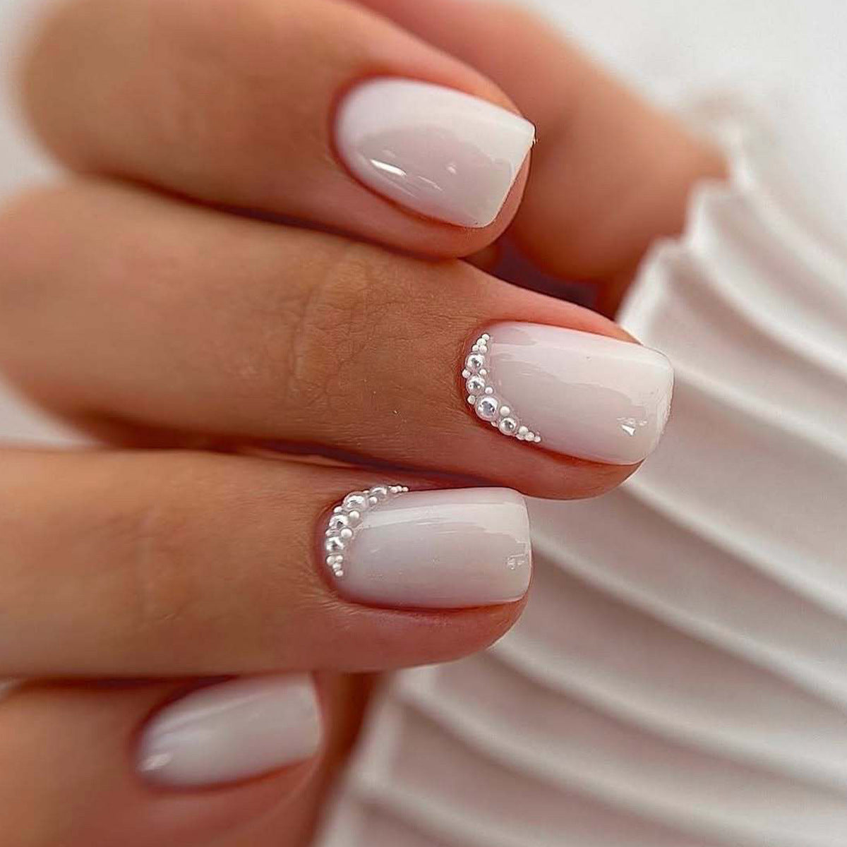 24pcs/Set White Pearls Press-On Nails