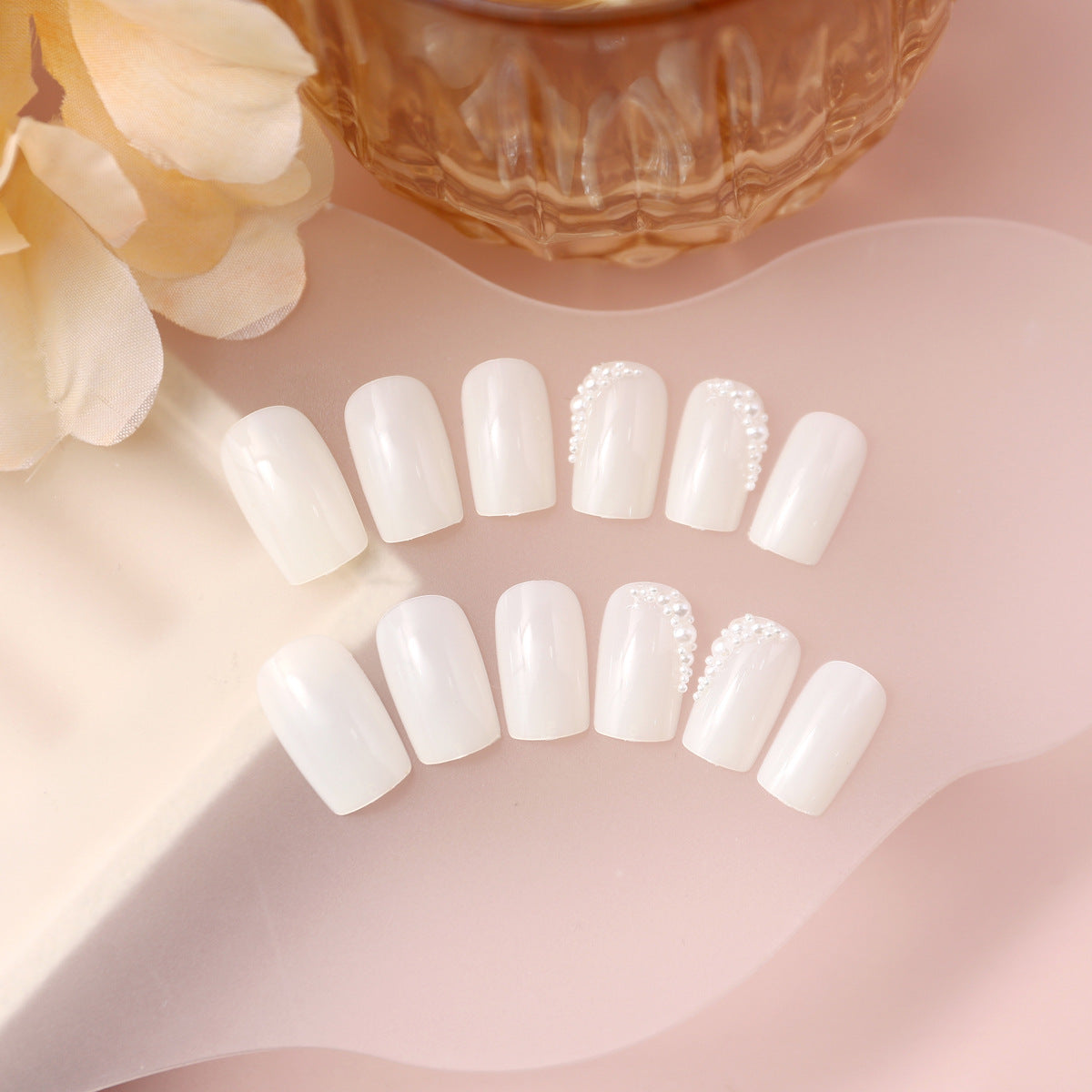 24pcs/Set White Pearls Press-On Nails