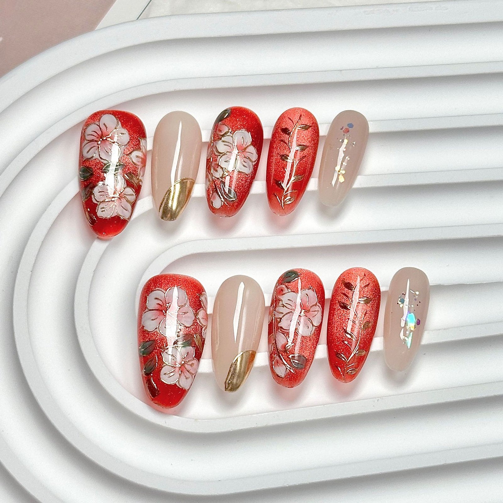 (Handmade) 10pcs/Set White Flowers Gold Vines Press-On Nails