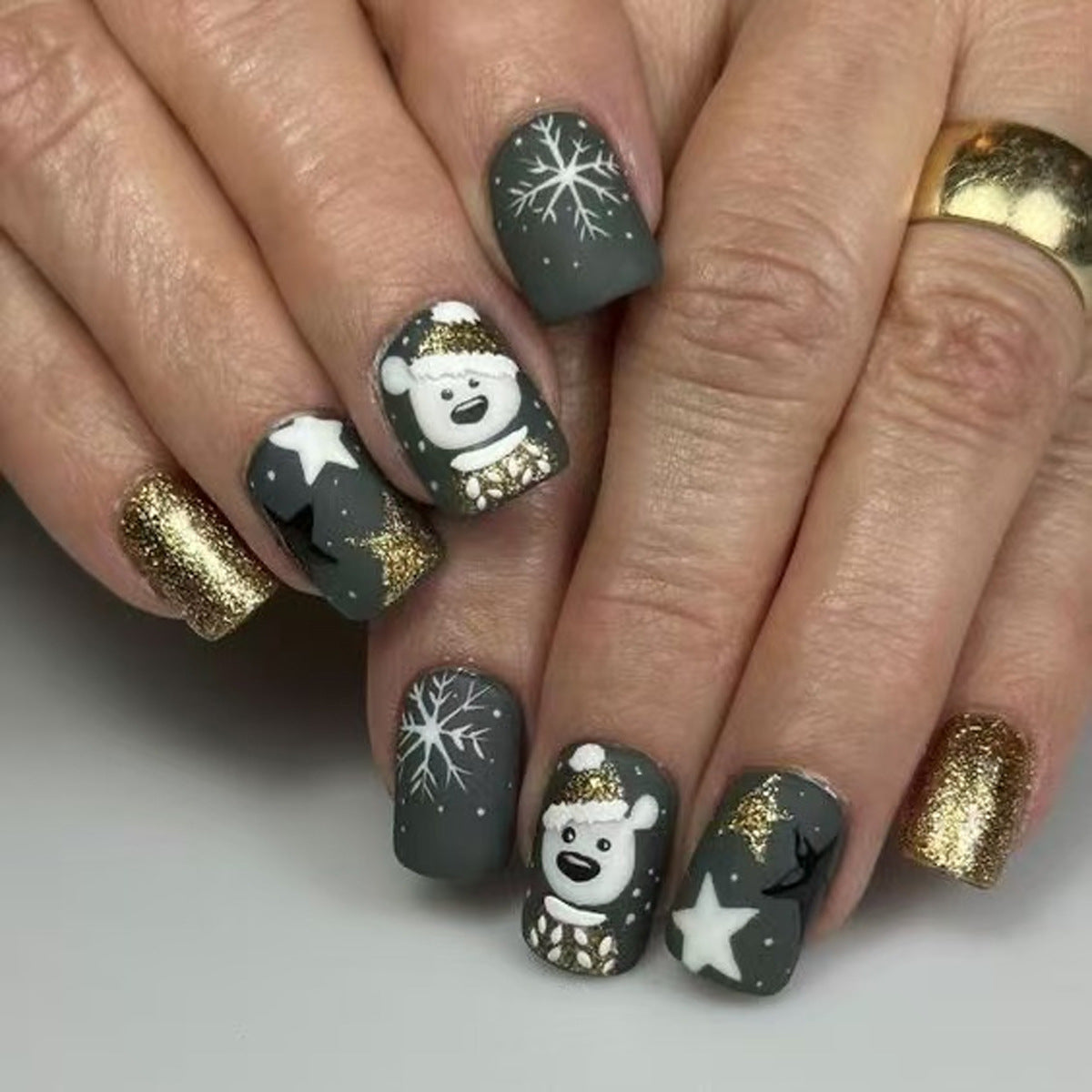 24pcs/Set Short Cozy Christmas with Adorable Polar Bear and Snowflakes Press-On Nails