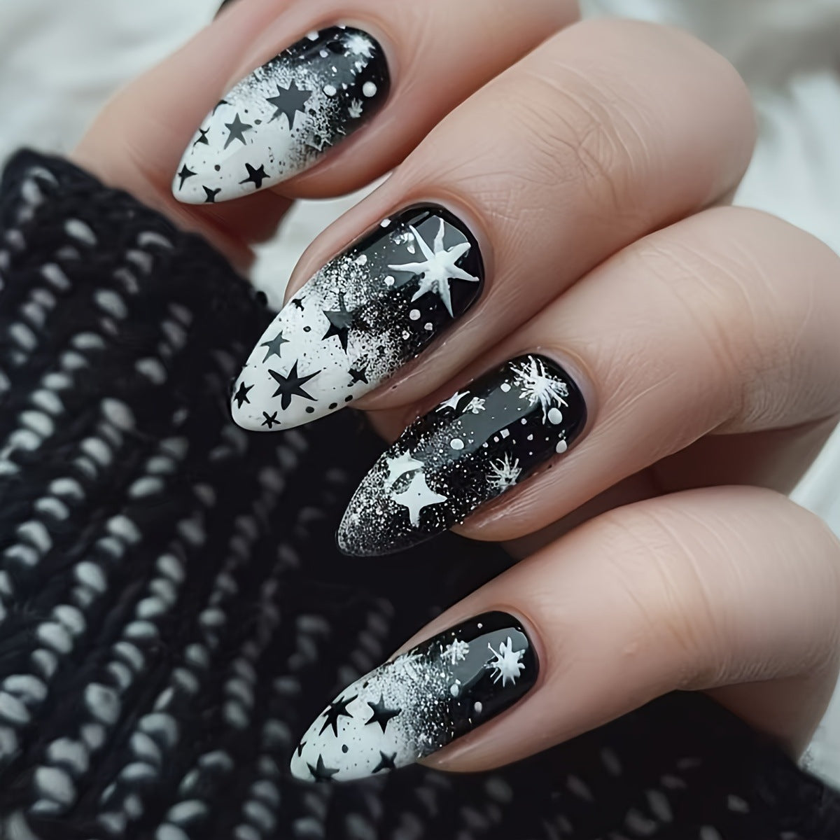 24pcs/Set Black And White Star Render Press-On Nails