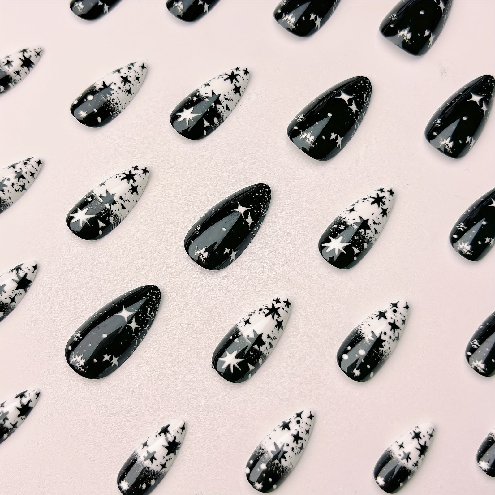24pcs/Set Black And White Star Render Press-On Nails