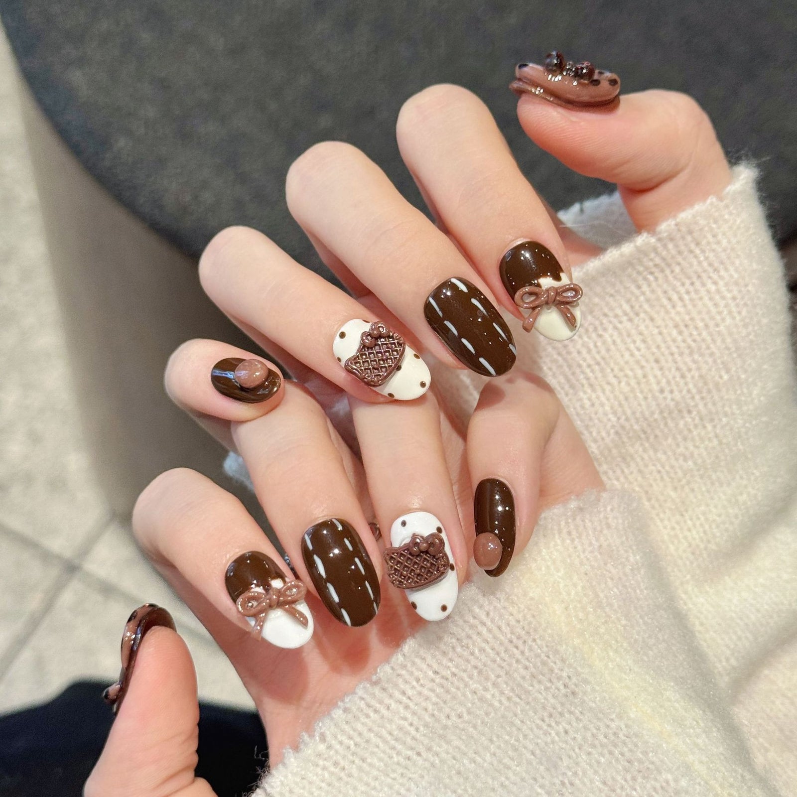 (Handmade) 10pcs/Set Hat-Wearing Kitty with 3D Caramel Bow Press On Nails