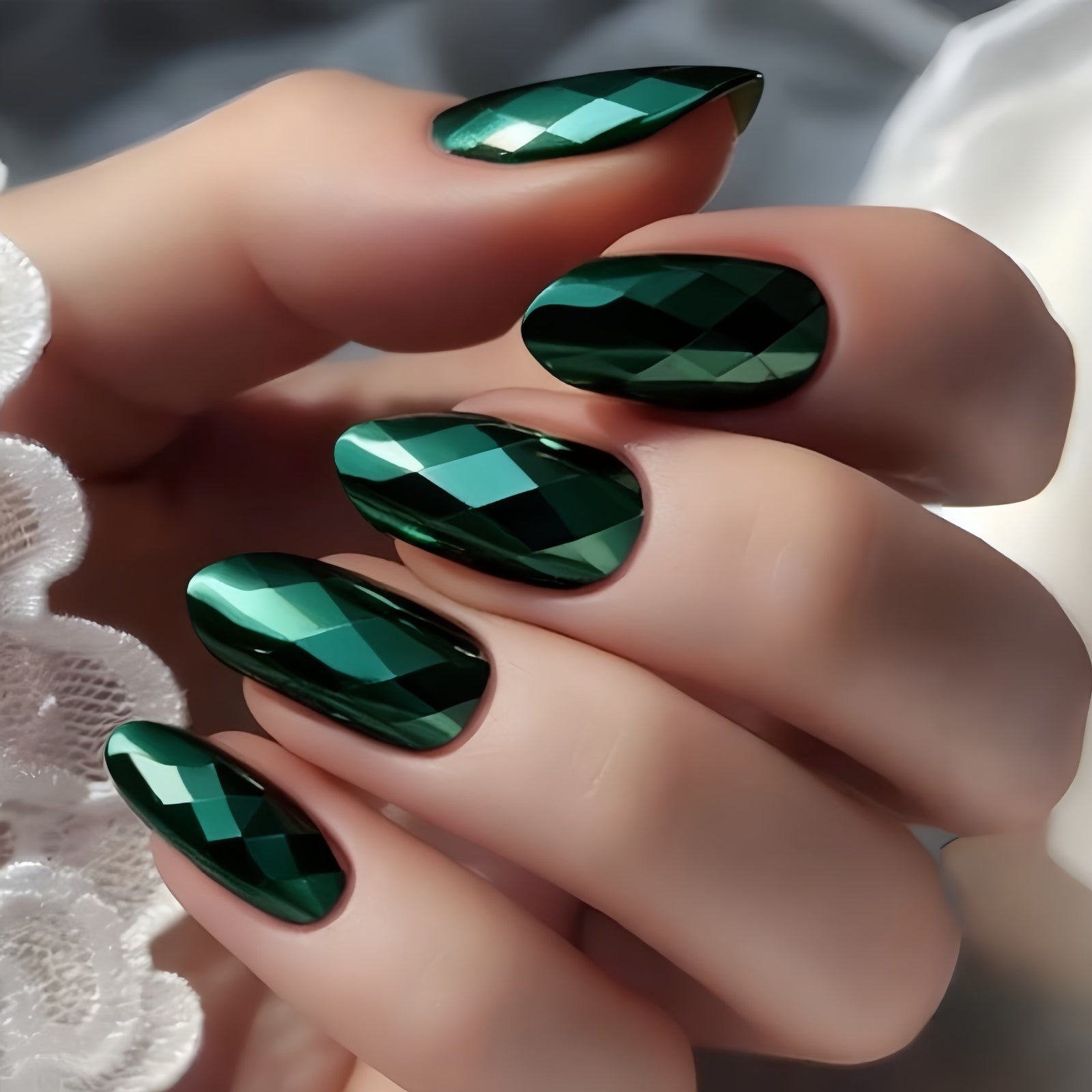 24pcs/Set Faceted Mirror Chrome In Emerald Press-On Nails