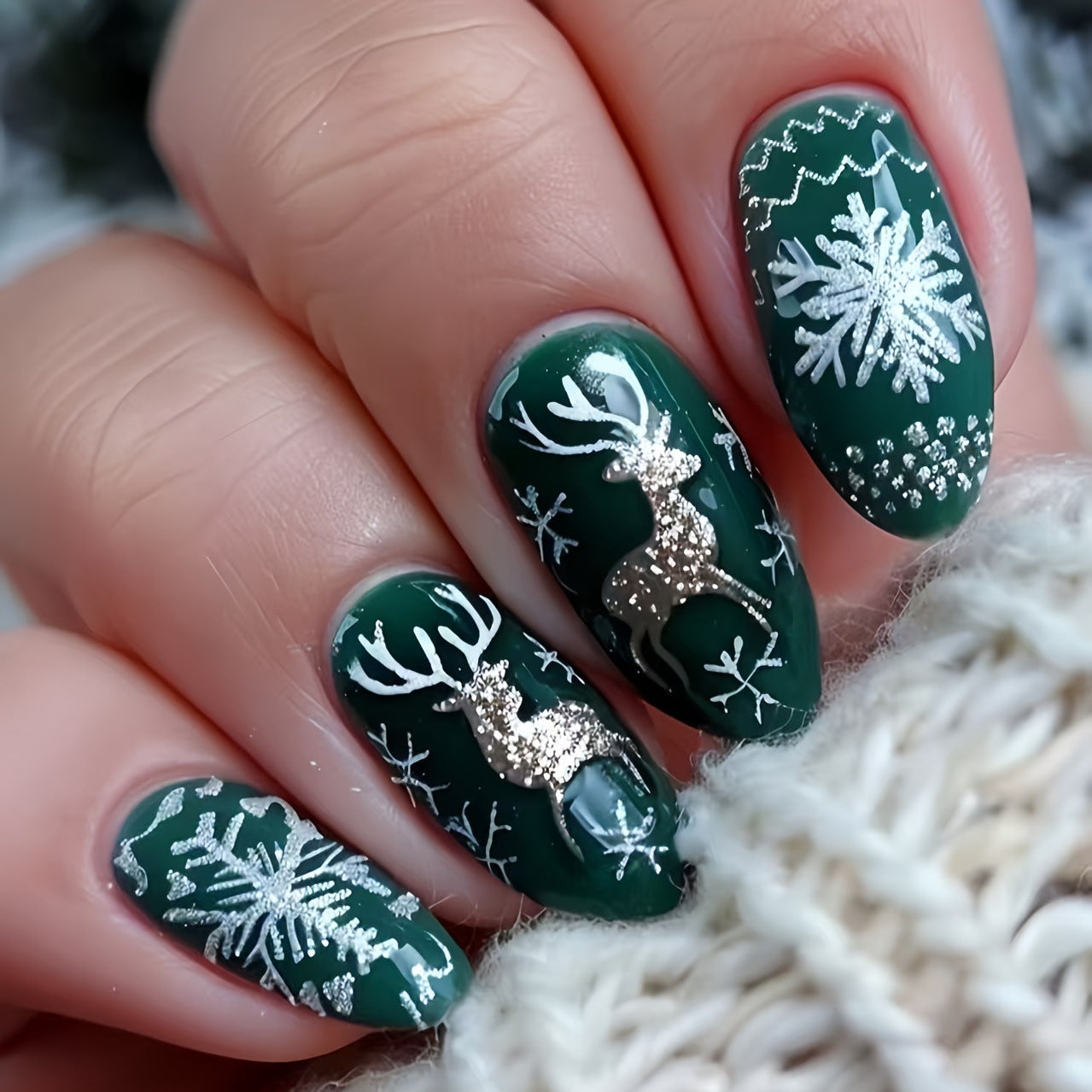 24pcs/Set Christmas Green Background with White Snowflakes & Reindeer Press-On Nails
