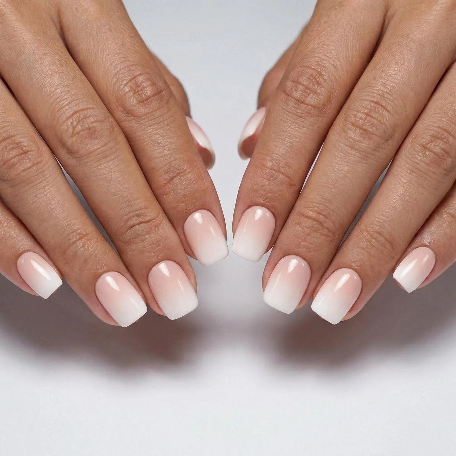 24pcs/Set Pink-to-White Gradient Short Press On Nails