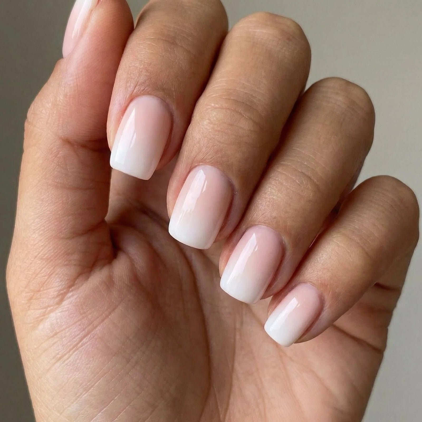 24pcs/Set Pink-to-White Gradient Short Press On Nails