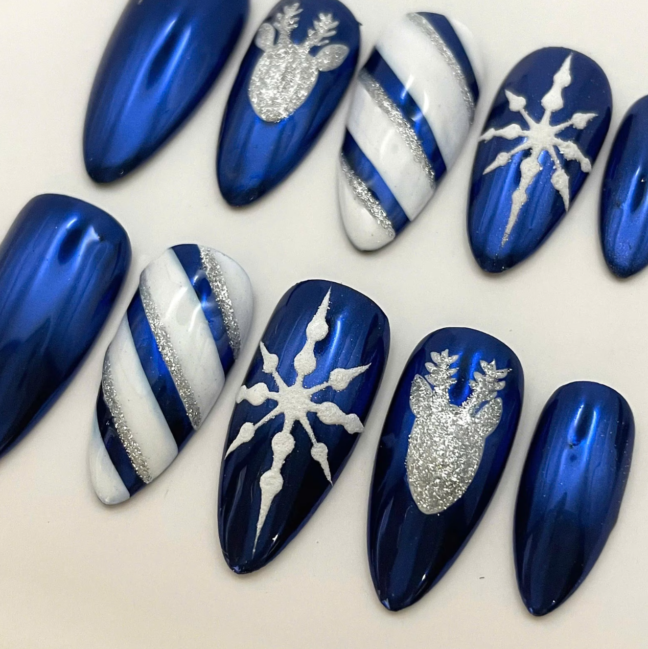 (Handmade) 10pcs/Set Handpainted Glitter Reindeer Snowflake Press On Nails