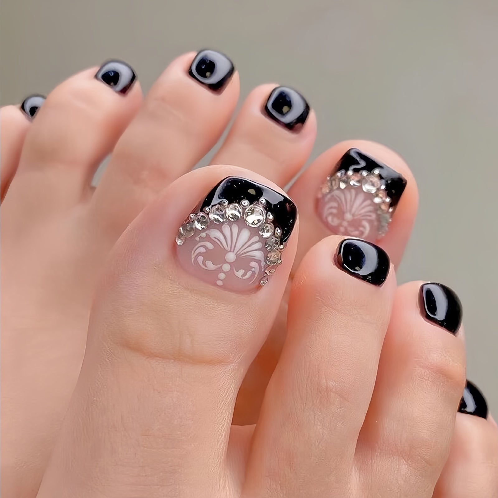 24pcs/Set White Flower with Diamond Embellishments Press On Toe Nails