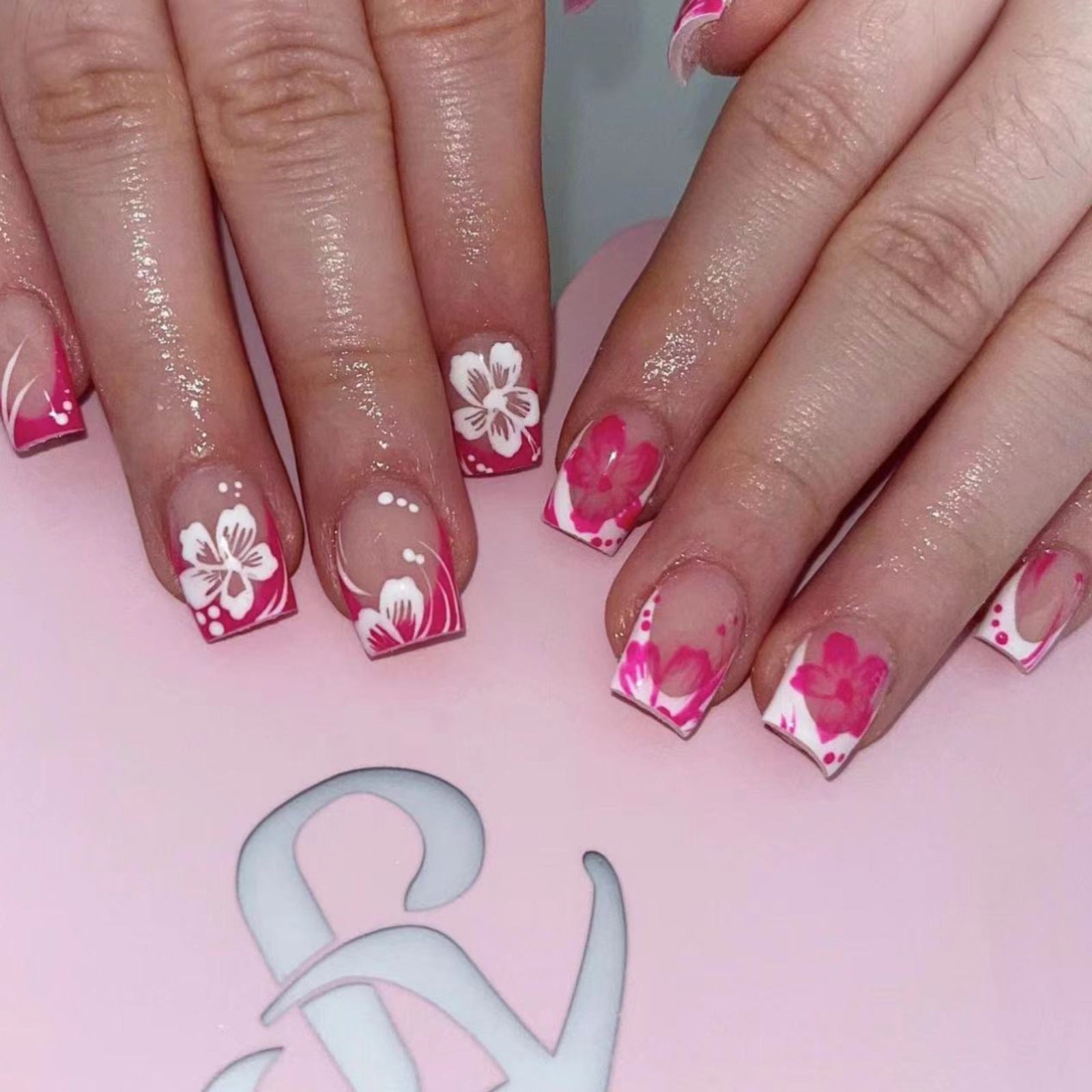 24pcs/Set Pink and White Dual-tone Flowers Press-On Nails