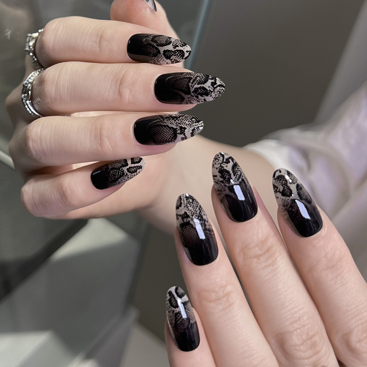 30pcs/Set Black & Gray Snake Print Gradient Press-On Nails