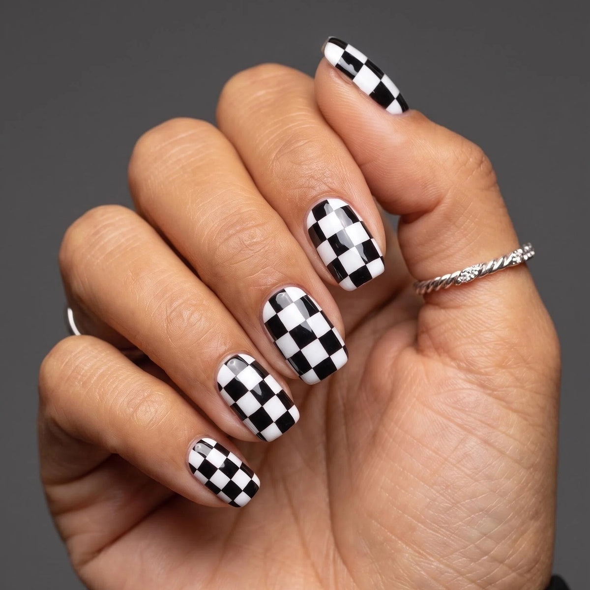 24pcs/Set Black and White Plaid Short Press-On Nails