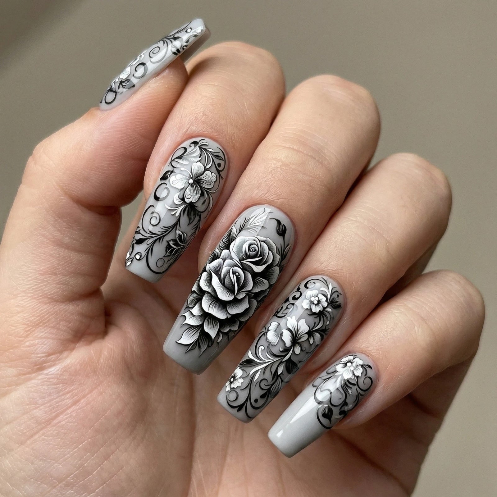 24pcs/Set Gray Background with Large Roses Press-On Nails