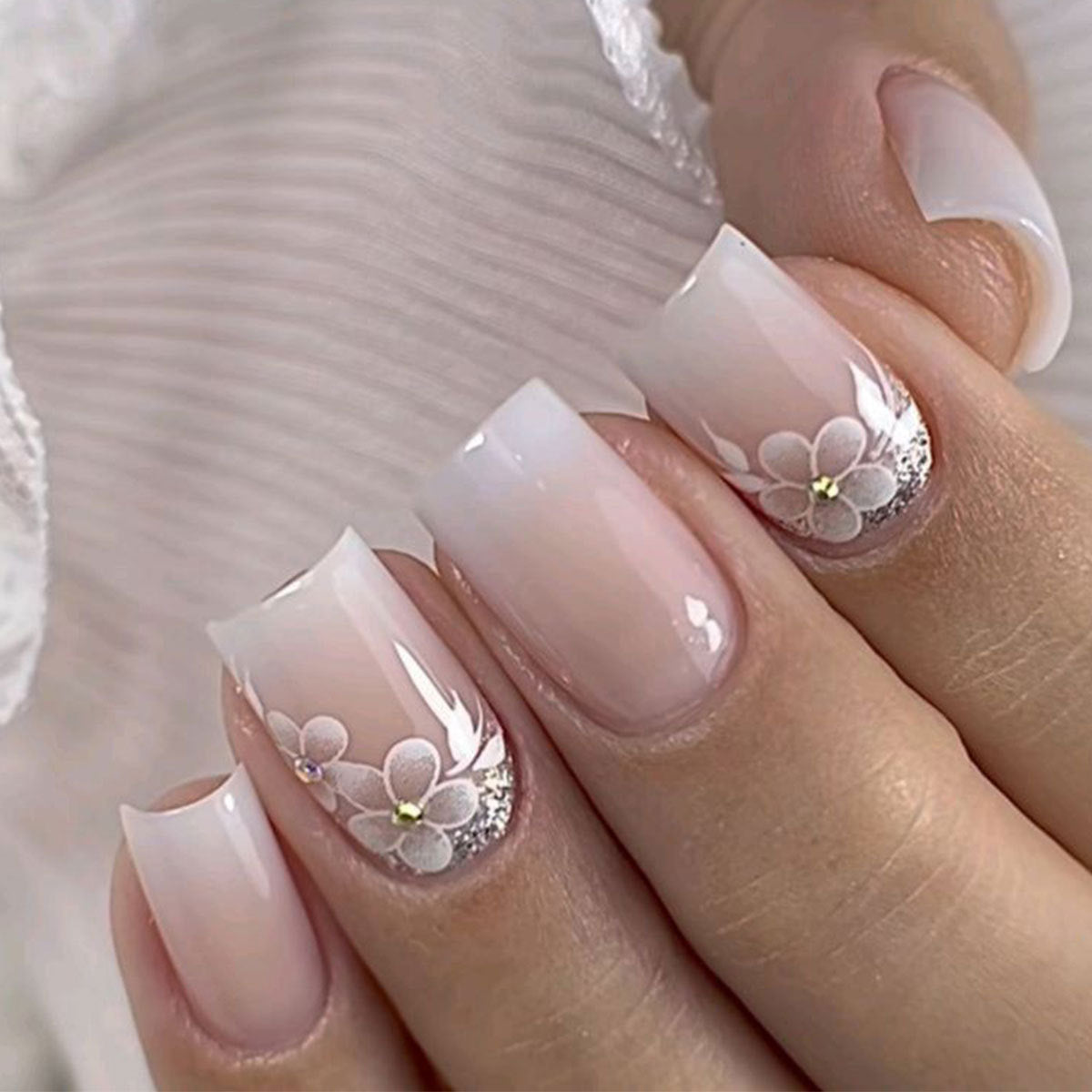 24pcs/Set White Gradient Flower Press-On Nails