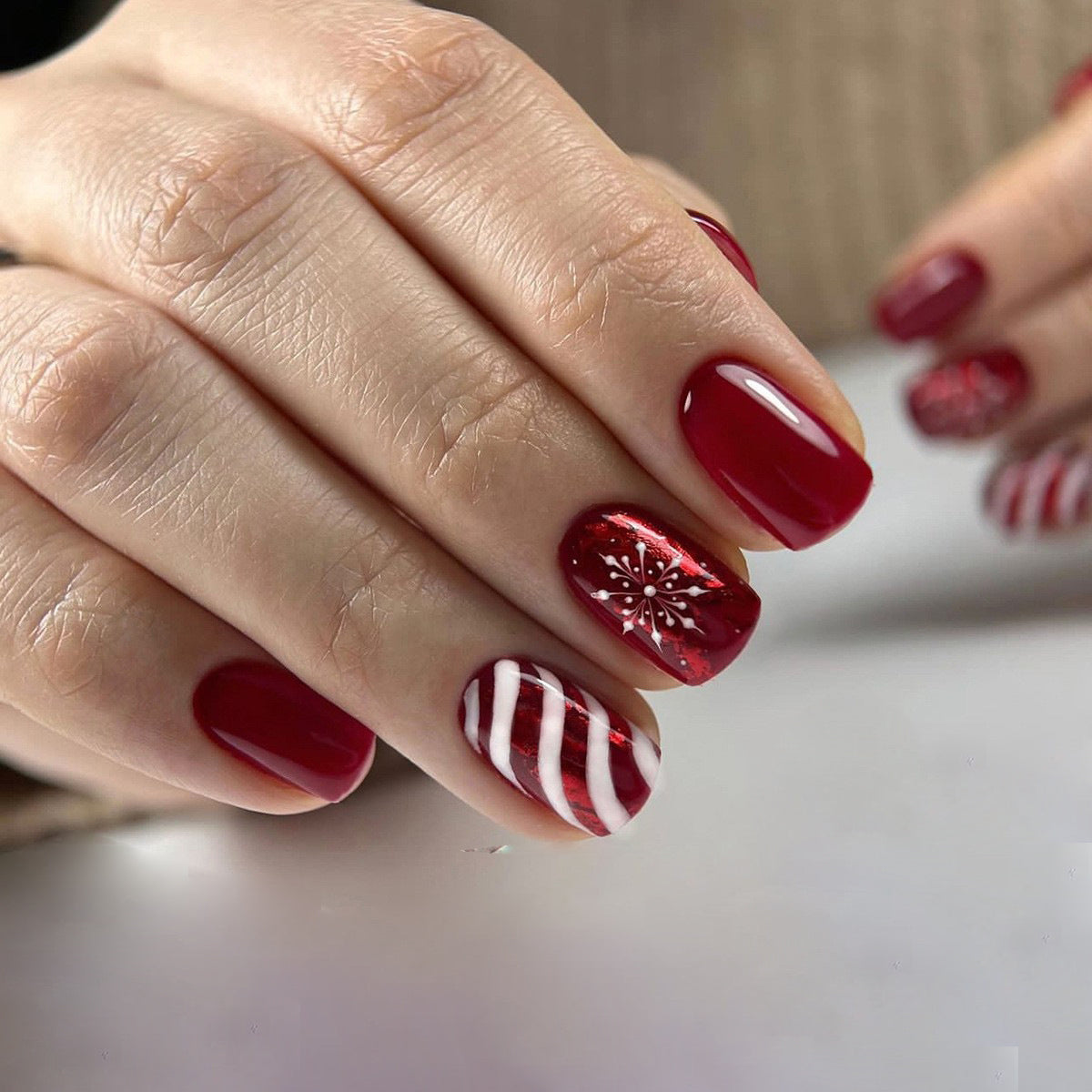 24pcs/Set Christmas Snowflakes and Stripes Short Press-On Nails