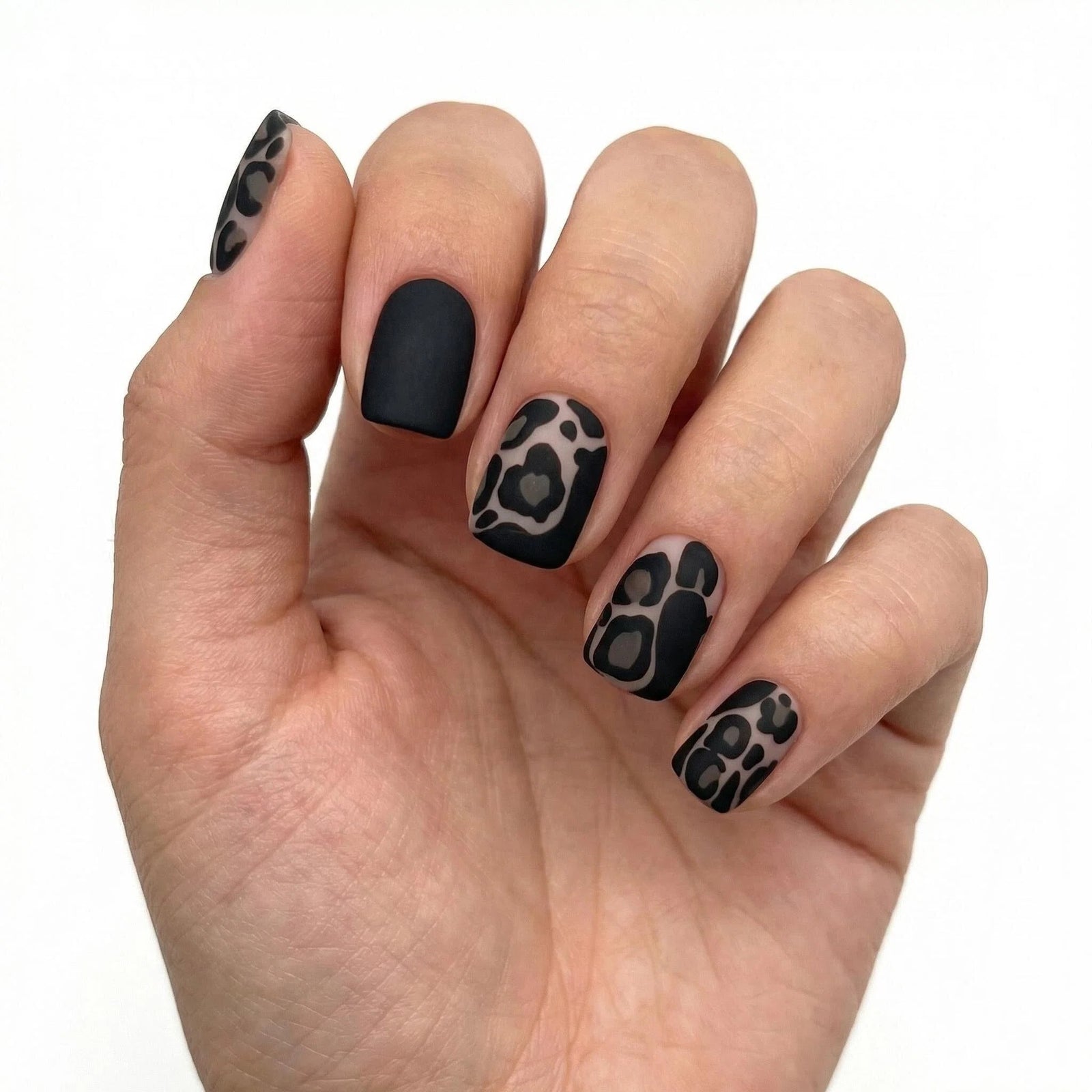 24pcs/Set Matte Black Leopard Print Short Style Press-On Nails